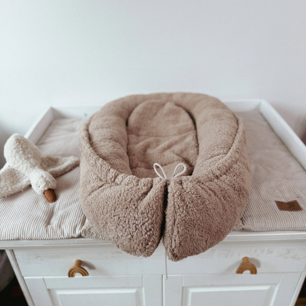 Nestchen aus kuscheligem Teddystoff Dunkelbeige