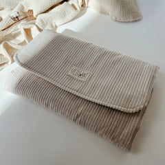 Wickelunterlage & Windeltasche 2in1 für unterwegs I Cord beige