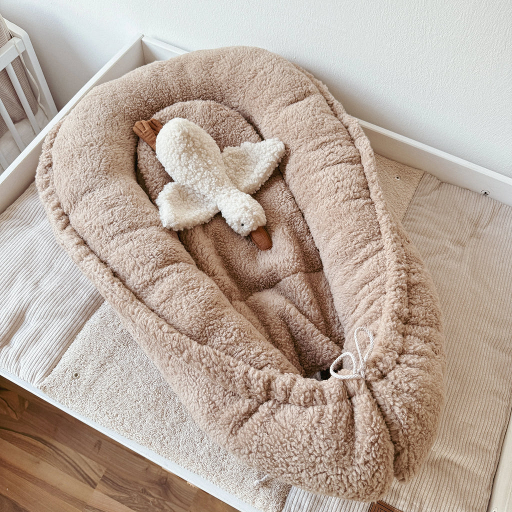 Nestchen aus kuscheligem Teddystoff Dunkelbeige