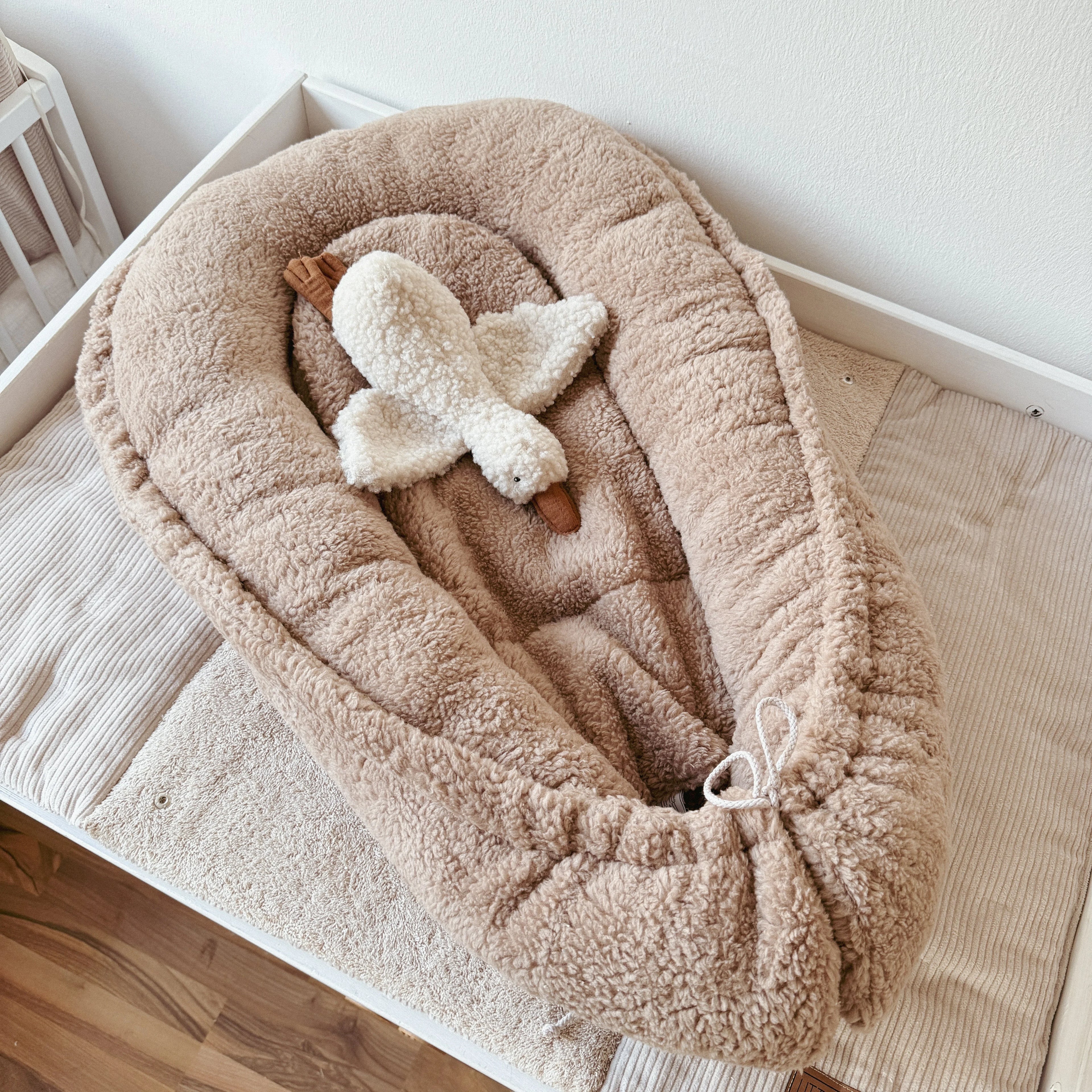 Nestchen aus kuscheligem Teddystoff Dunkelbeige