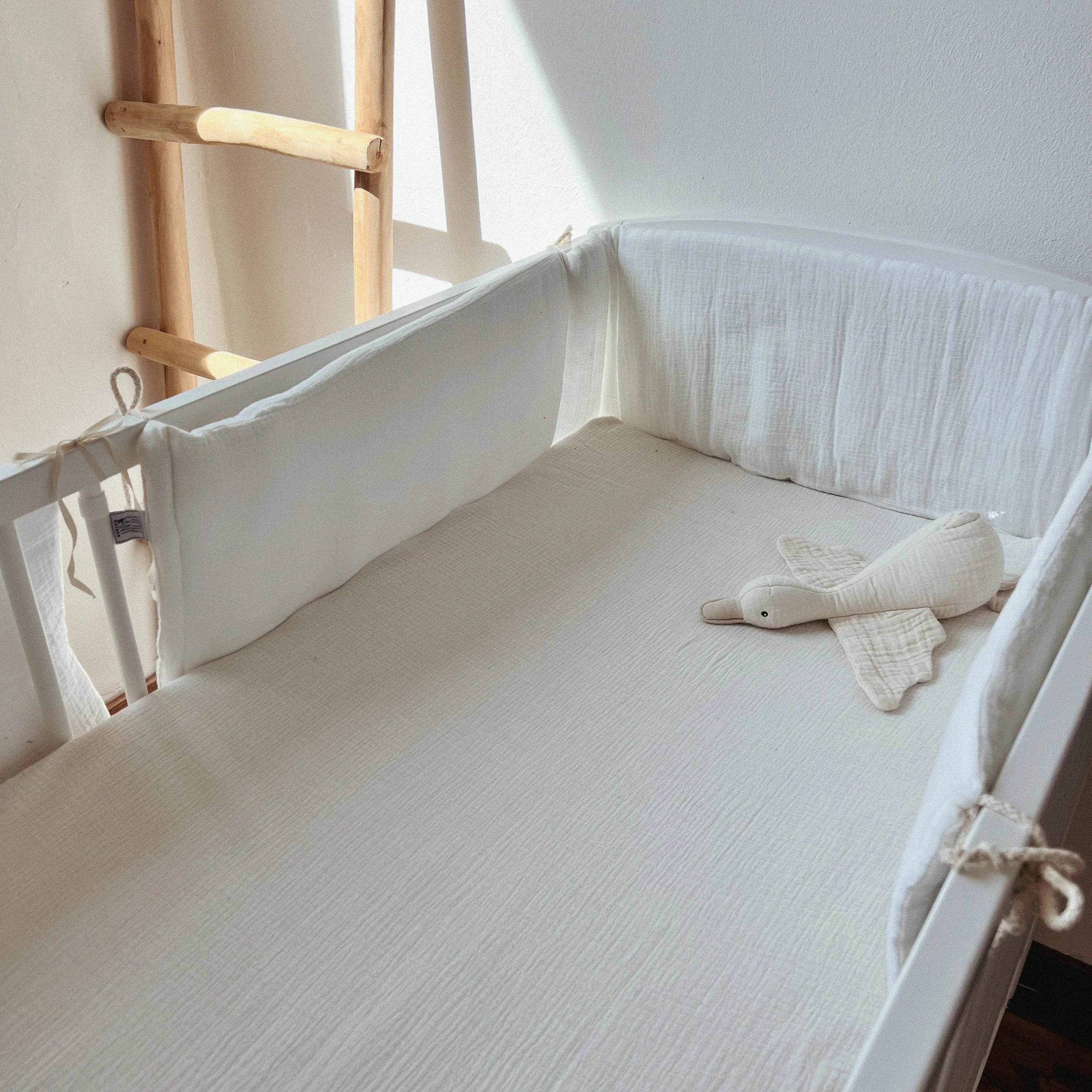 BABYBETTUMRANDUNG MUSSELIN CREME WEIß