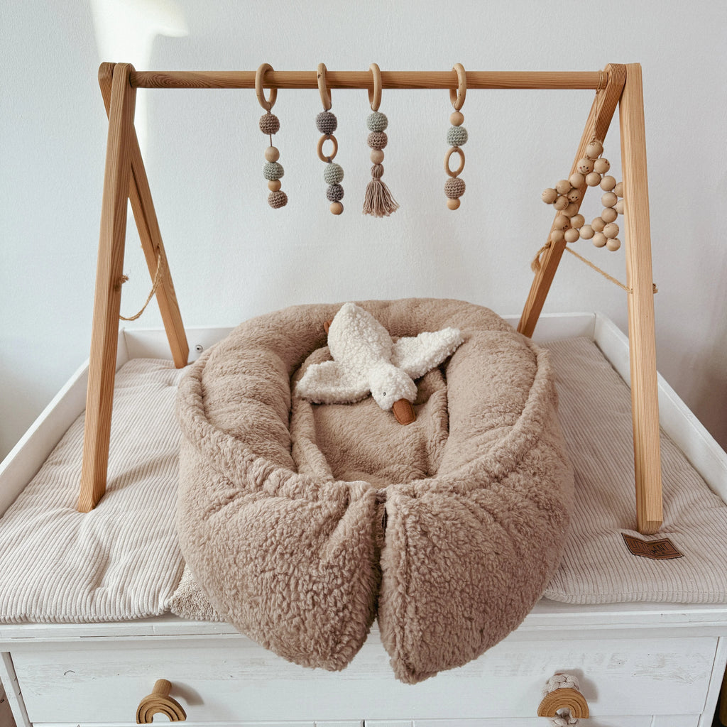 Nestchen aus kuscheligem Teddystoff Dunkelbeige