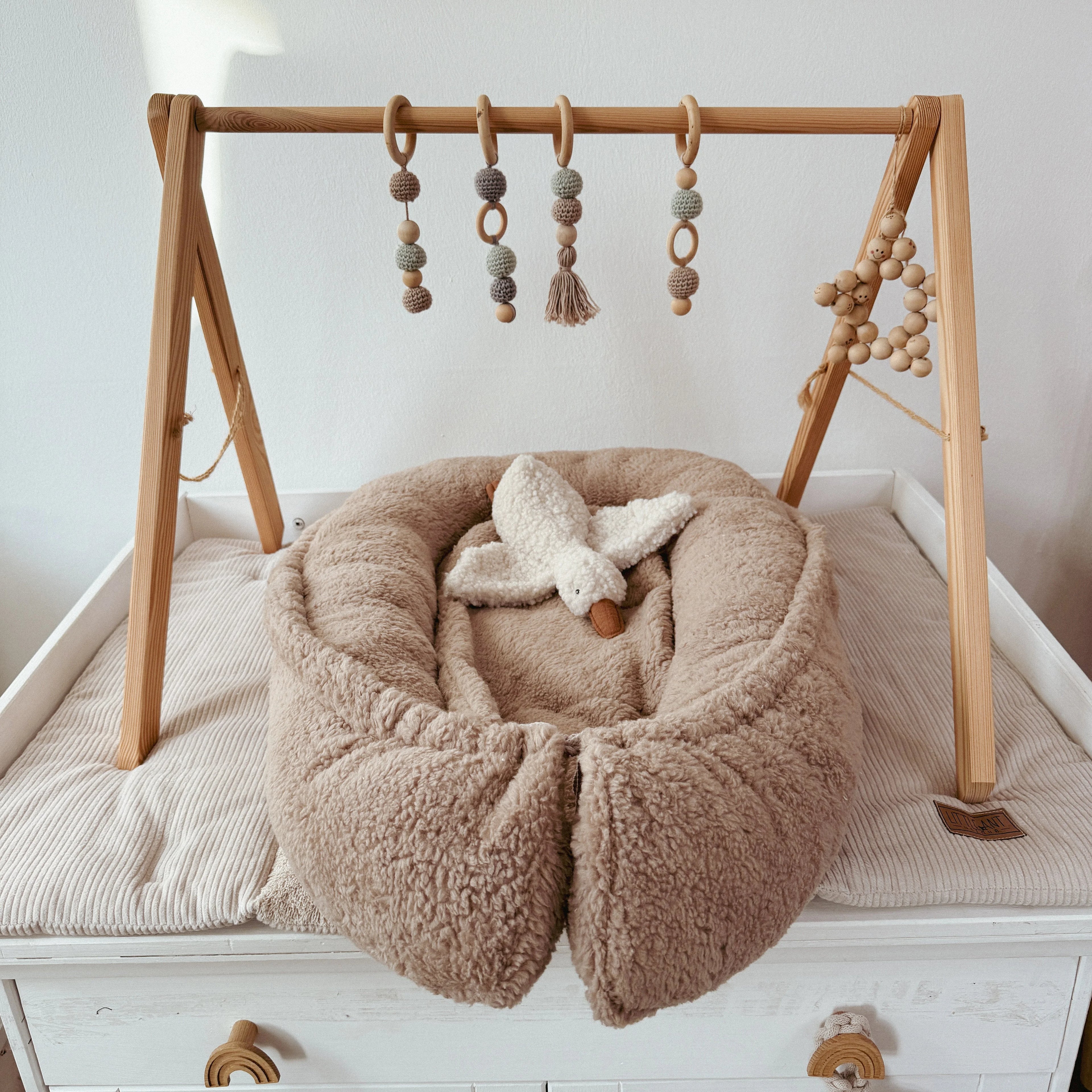 Nestchen aus kuscheligem Teddystoff Dunkelbeige