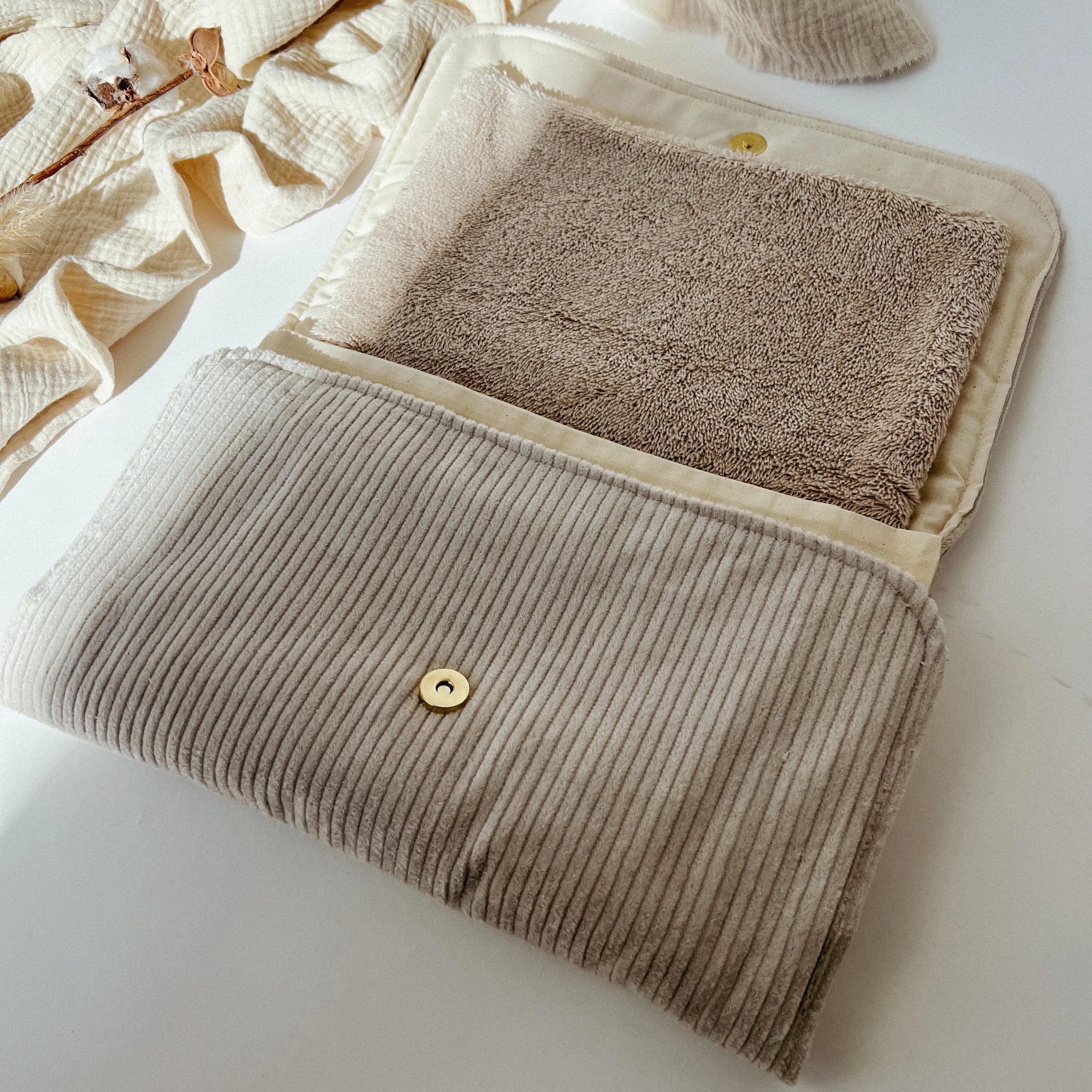 Wickelunterlage & Windeltasche 2in1 für unterwegs I Cord beige