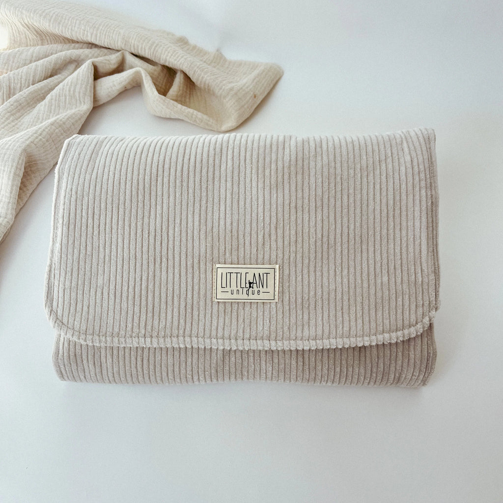 Wickelunterlage & Windeltasche 2in1 für unterwegs I Cord beige