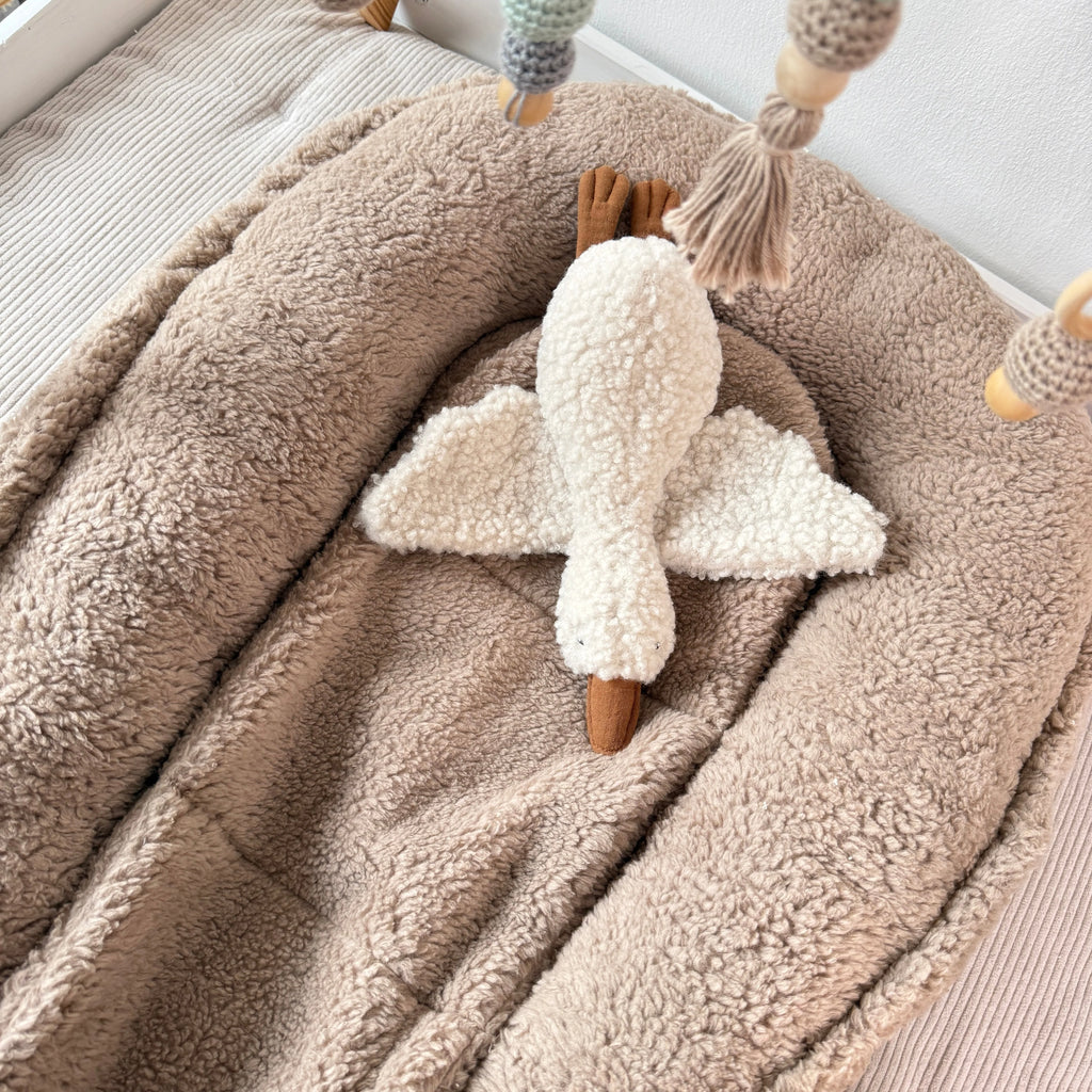 Nestchen aus kuscheligem Teddystoff Dunkelbeige