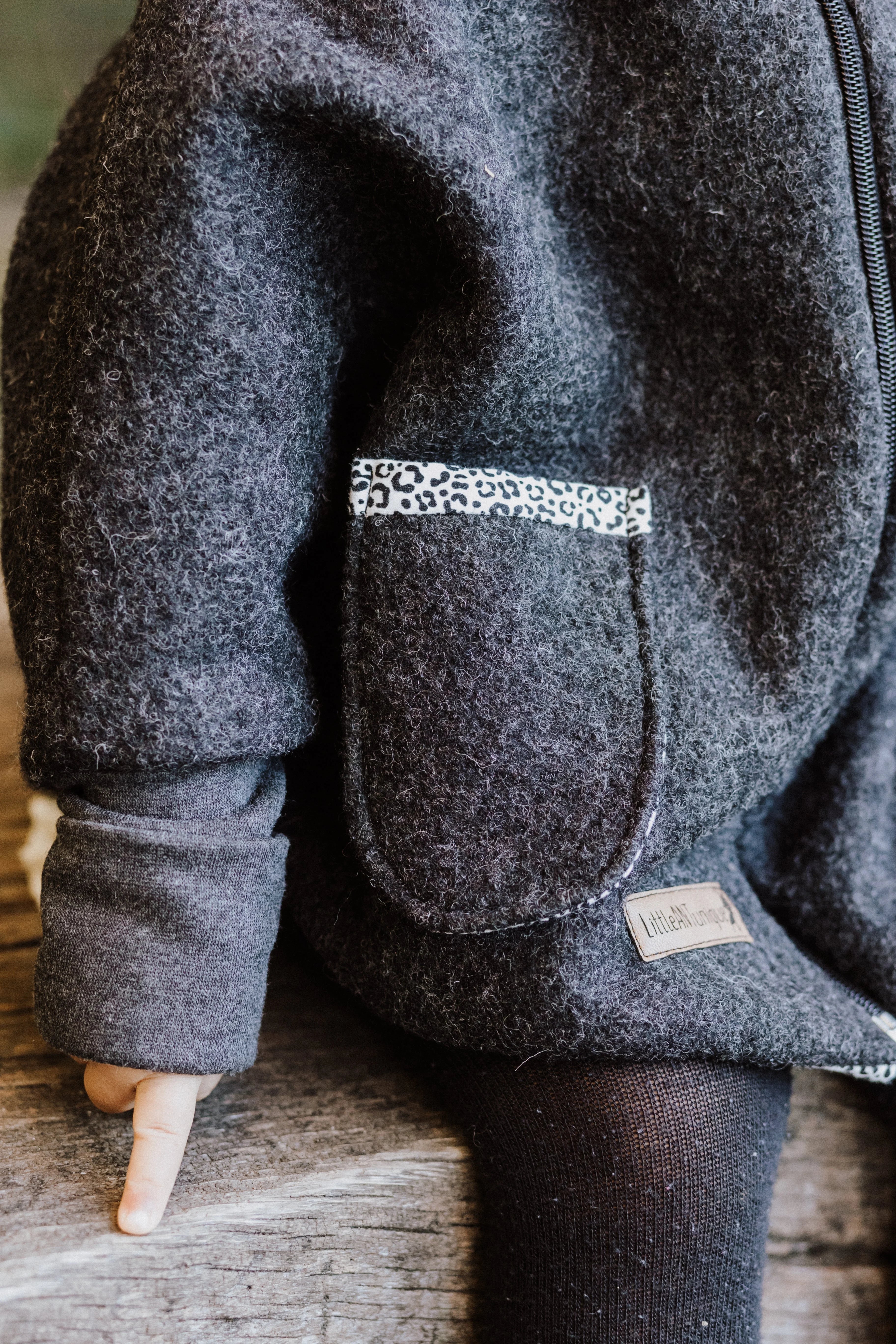 Walkjacke Oversized Anthrazit Leo mit Reißverschluss oder Knöpfen