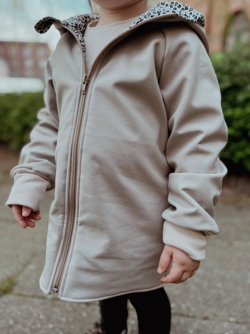 Jacke Softshelljacke Kinderjacke beige und innen leo oder gestreift