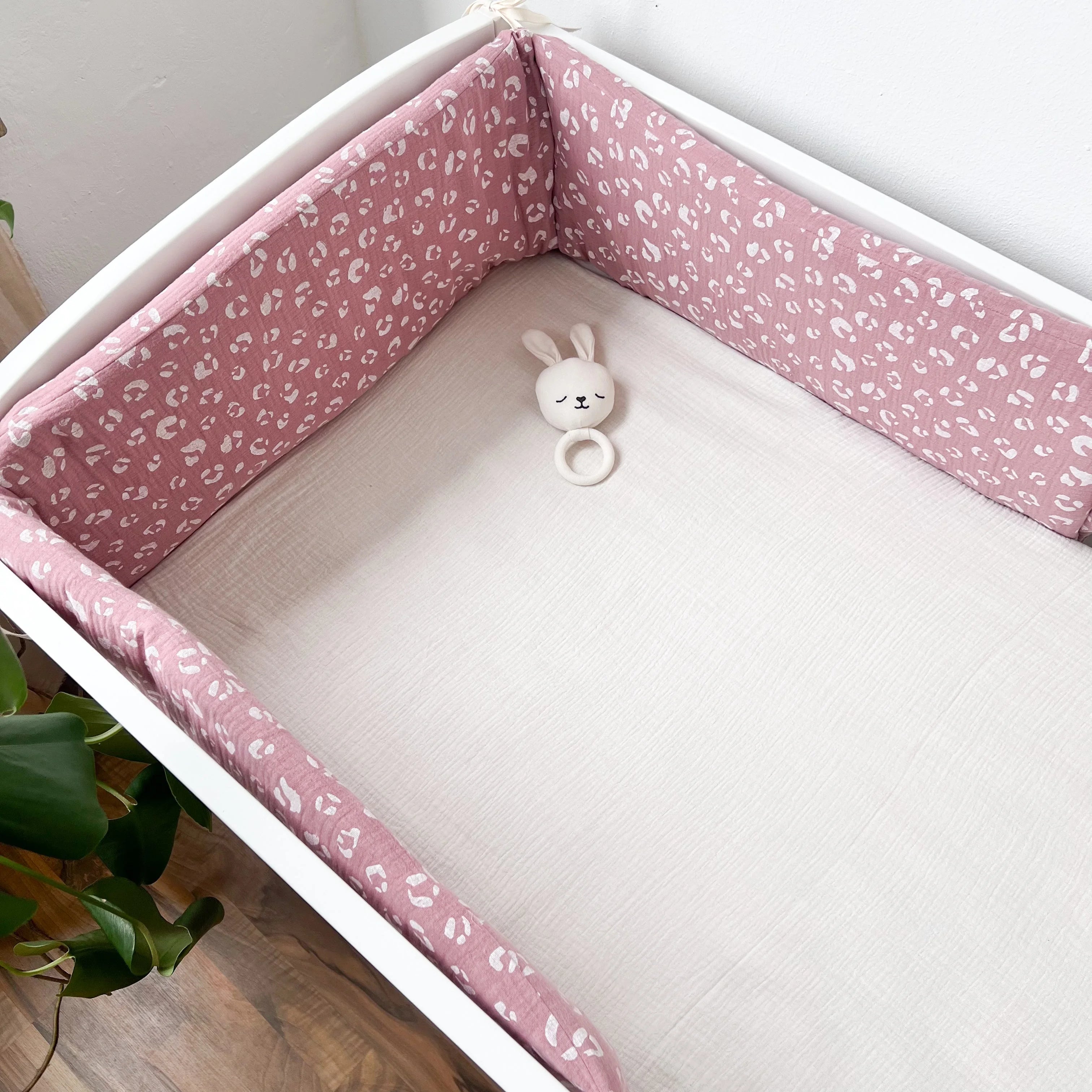 BABYBETTUMRANDUNG MUSSELIN ROSA LEO