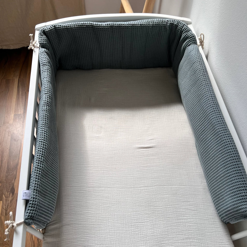 BABYBETTUMRANDUNG WAFFELPIQUE ALTGRÜN
