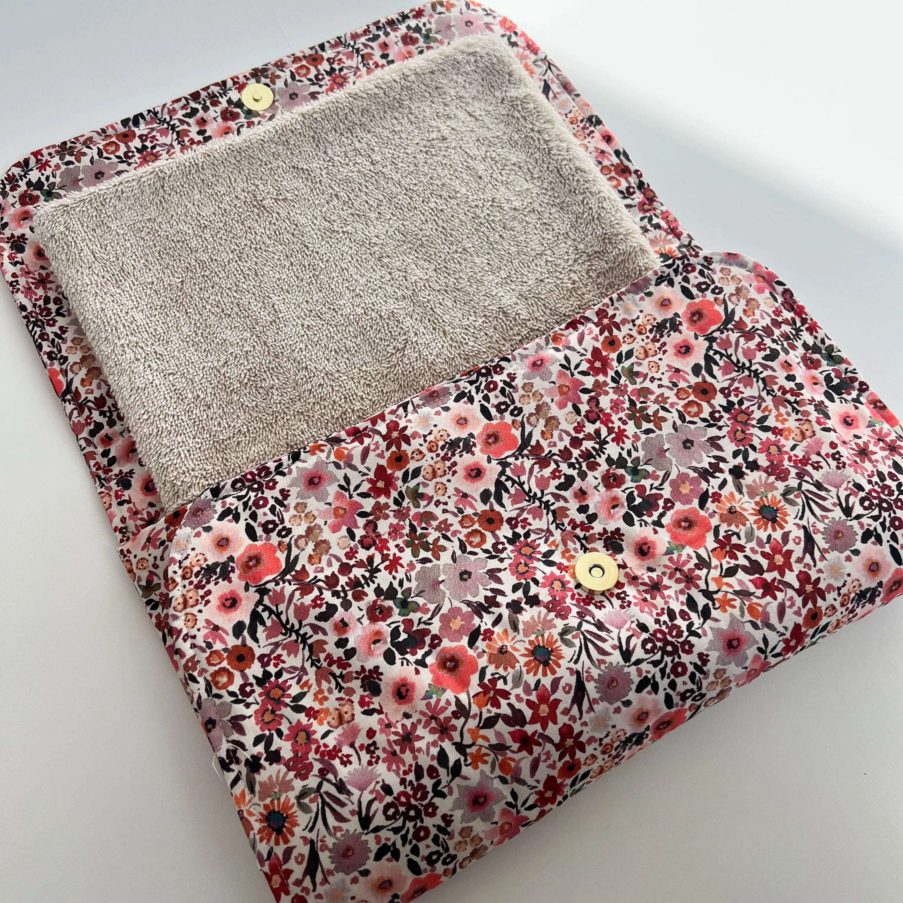 Wickelunterlage Windeltasche 2in1 für unterwegs I Flowers Coral