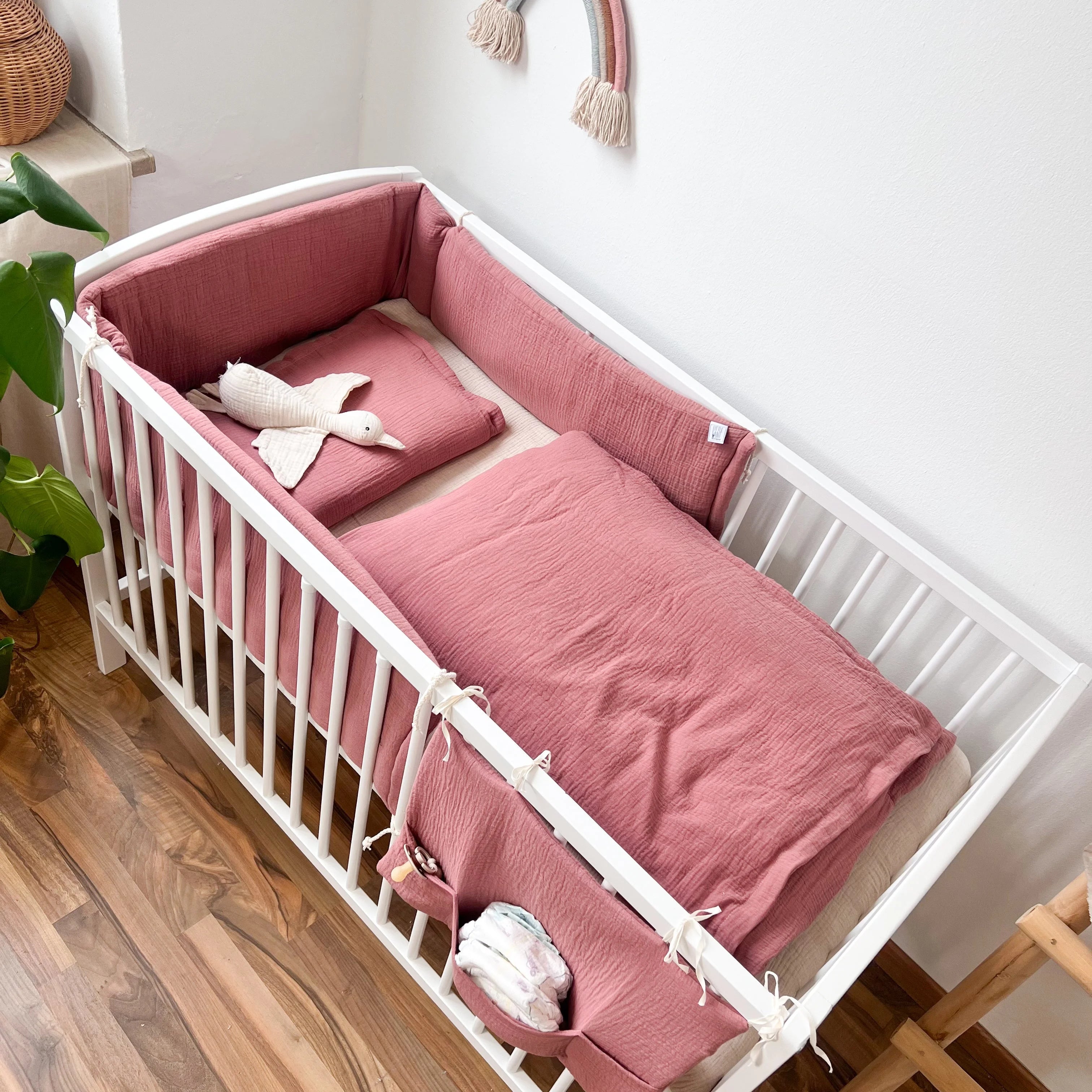 BABYBETTORGANIZER MUSSELIN LEHMROSA