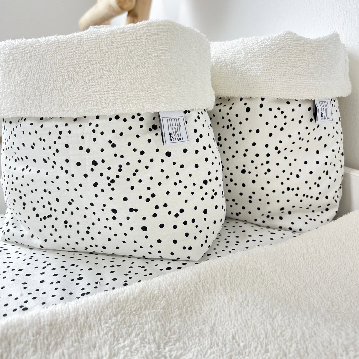 Utensilo Punkte/Dots mit Frottee weiß