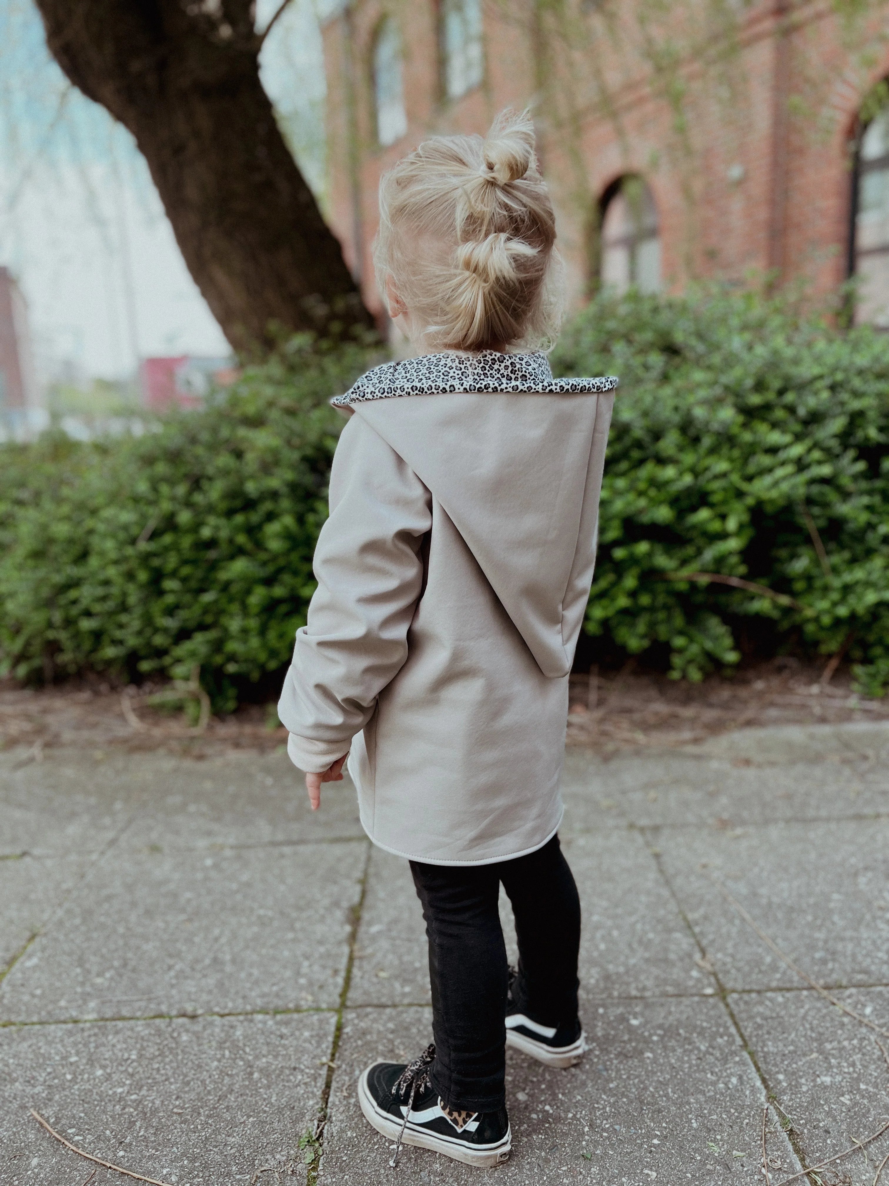 Jacke Softshelljacke Kinderjacke beige und innen leo oder gestreift
