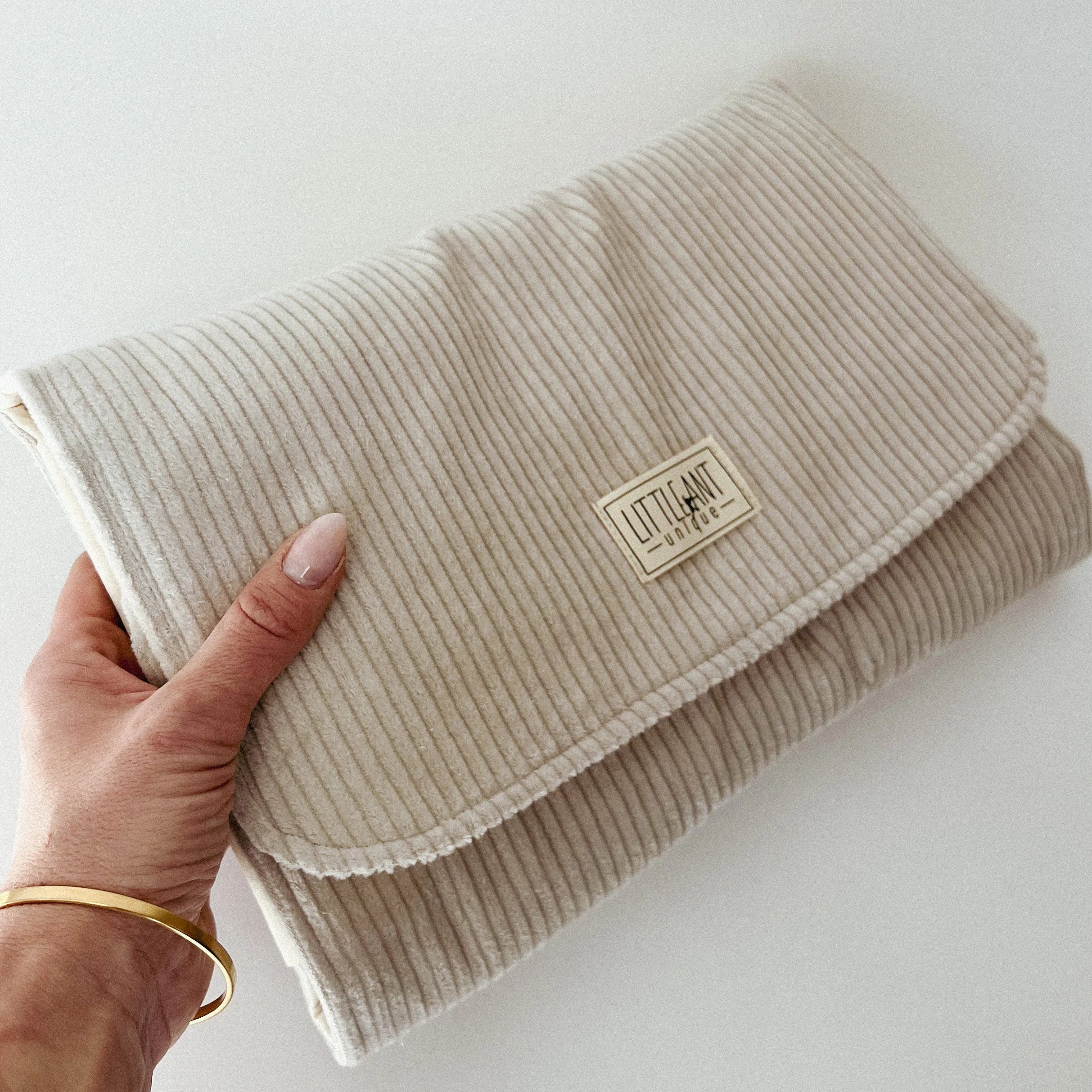 Wickelunterlage & Windeltasche 2in1 für unterwegs I Cord beige