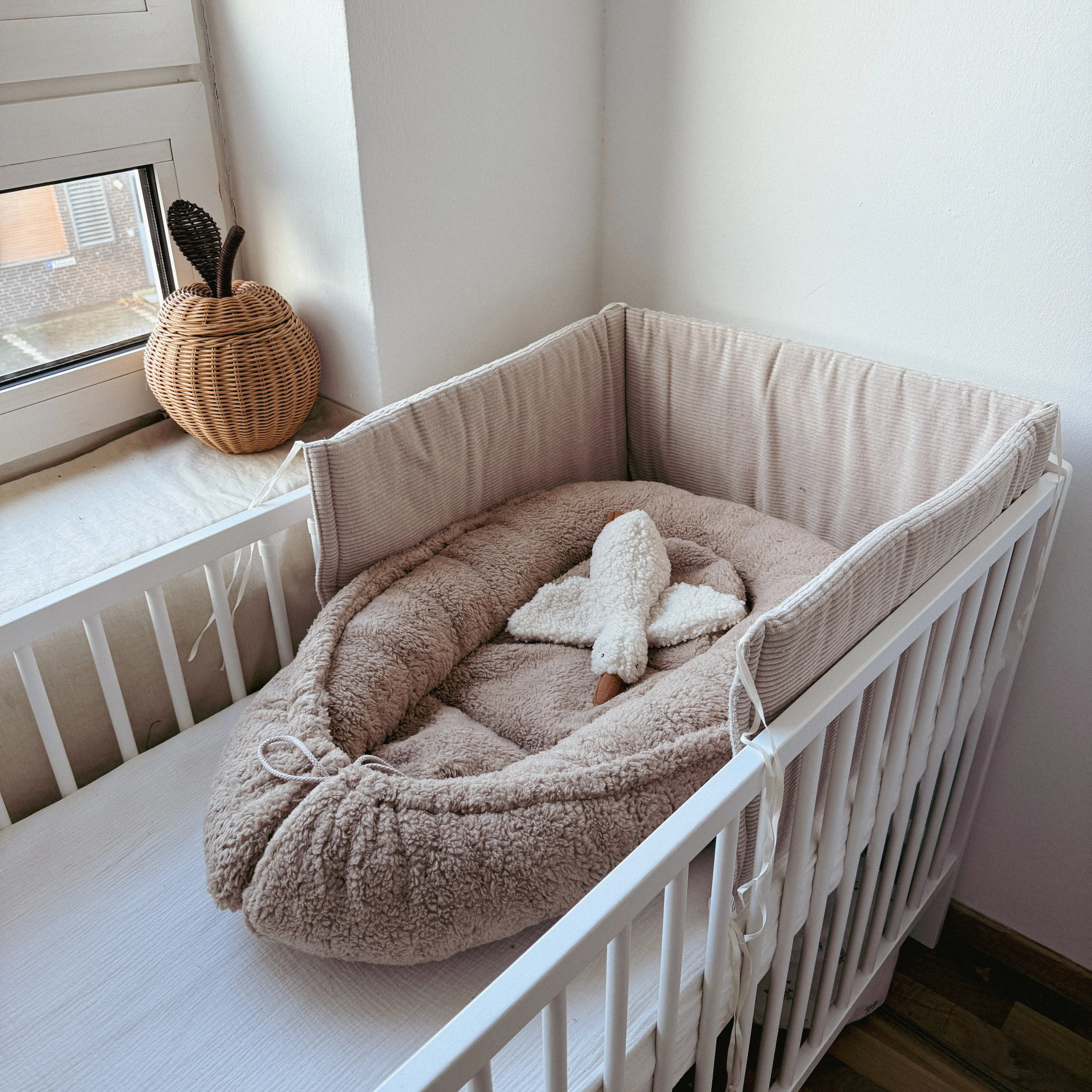 Nestchen aus kuscheligem Teddystoff Dunkelbeige