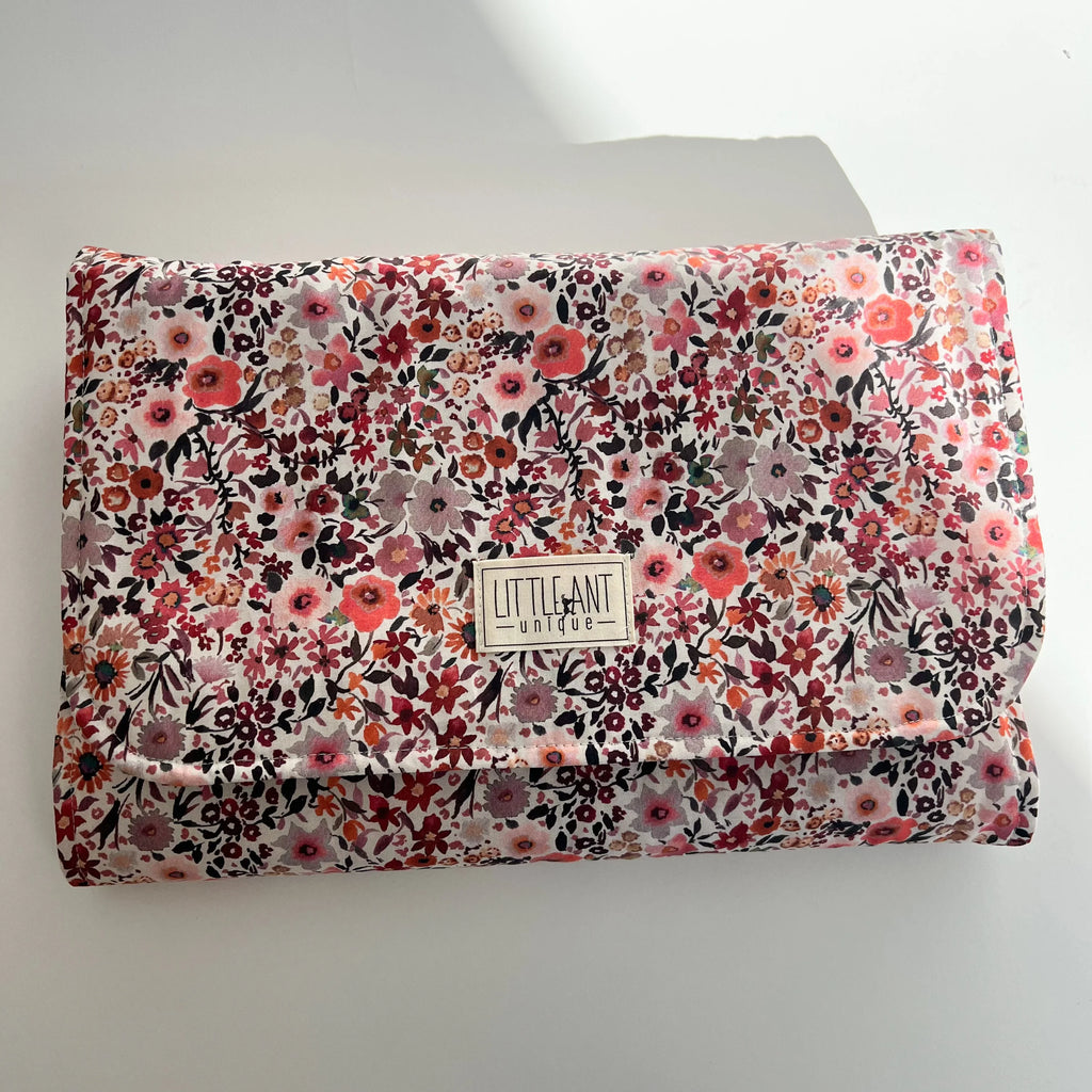 Wickelunterlage Windeltasche 2in1 für unterwegs I Flowers Coral