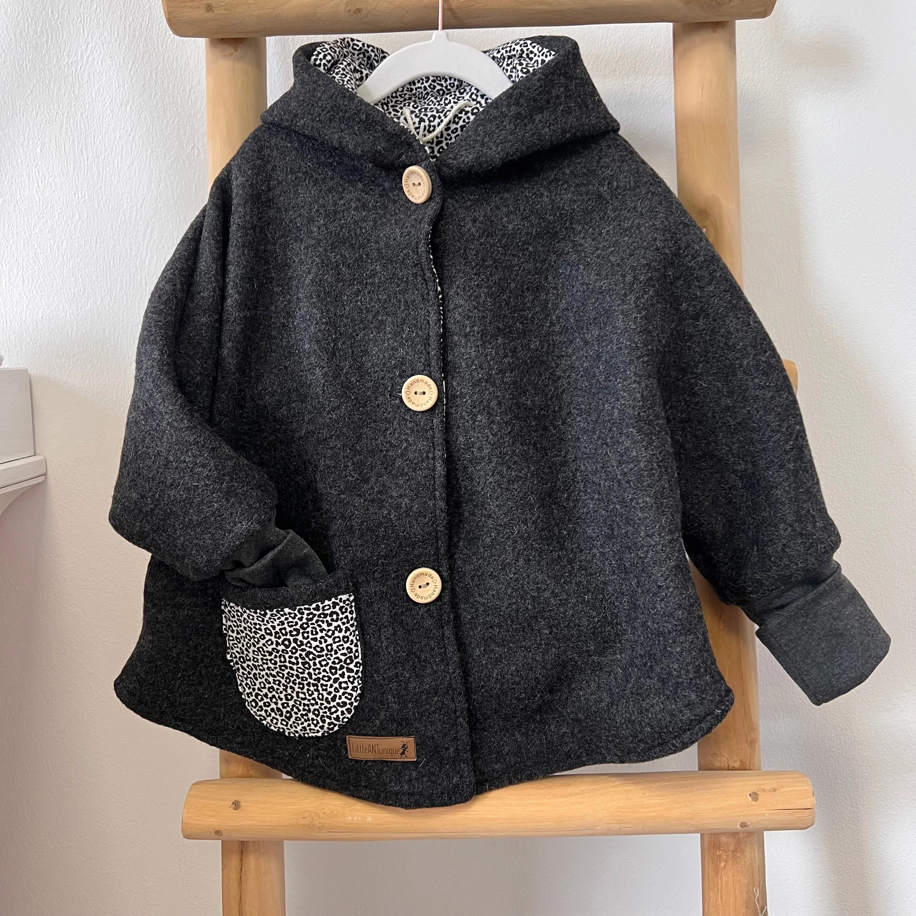 Walkjacke Oversized Anthrazit Leo mit Reißverschluss oder Knöpfen