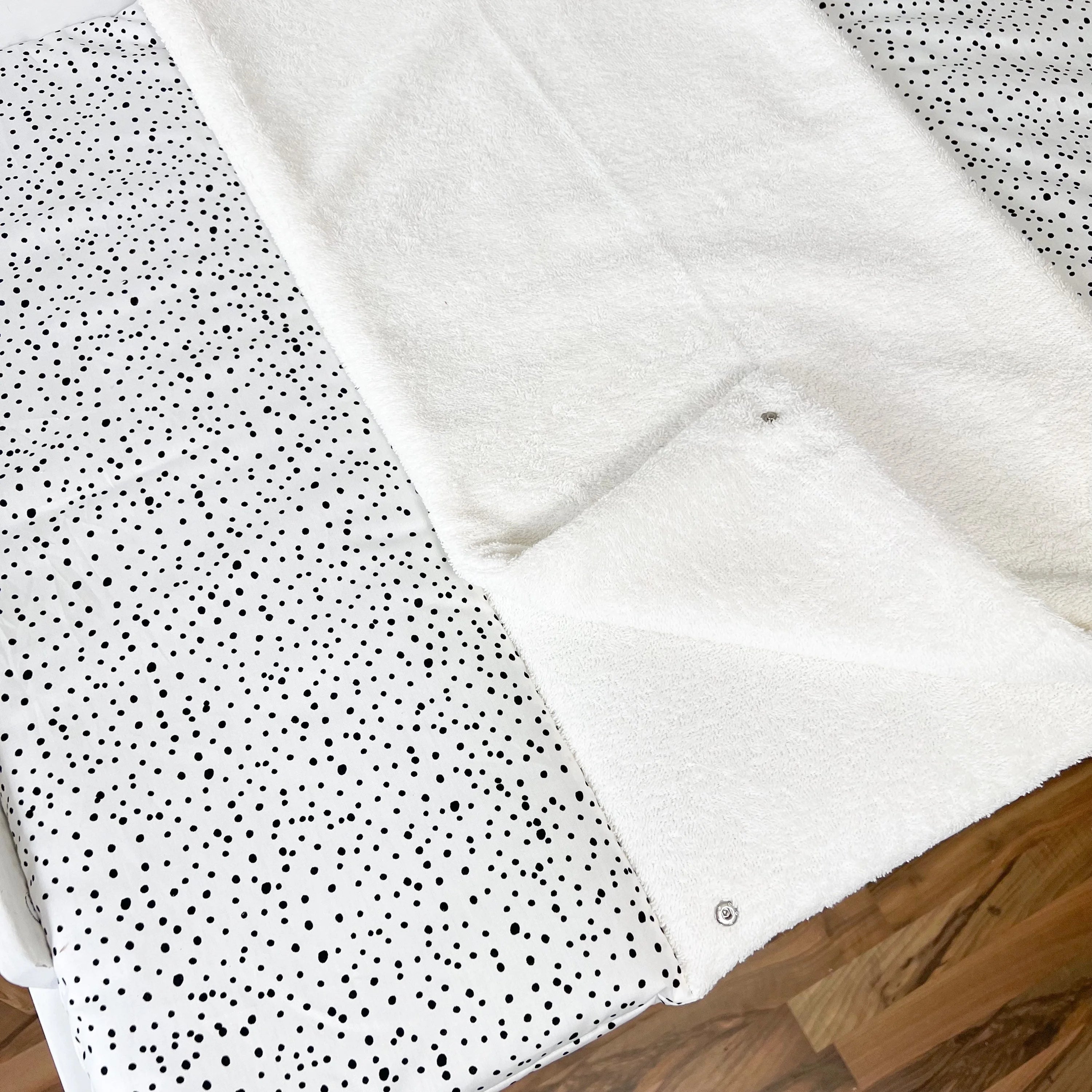 WICKELTISCHAUFLAGE DOTS