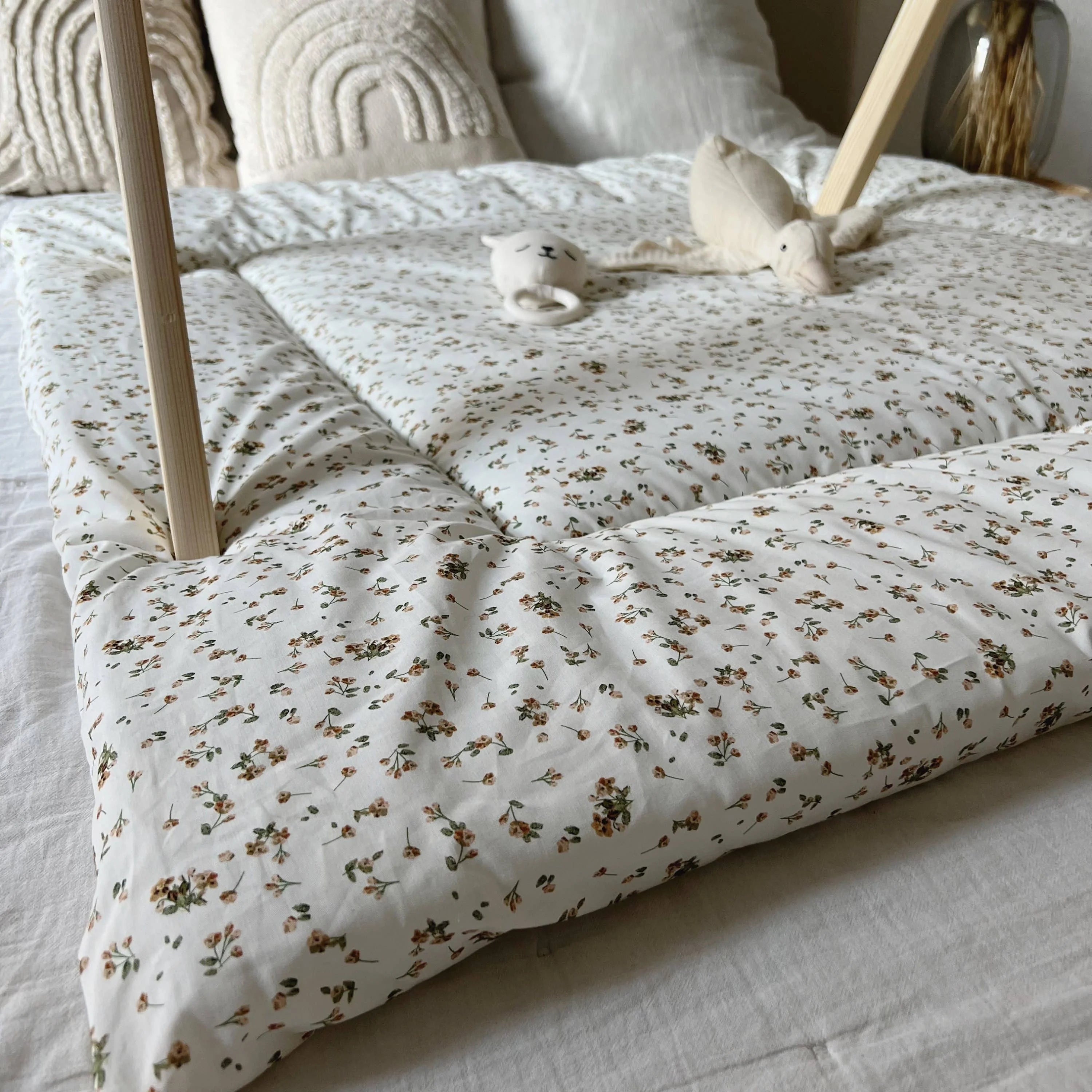 Krabbeldecke Spielunterlage mit 5cm dicker Vlieseinlage flowers