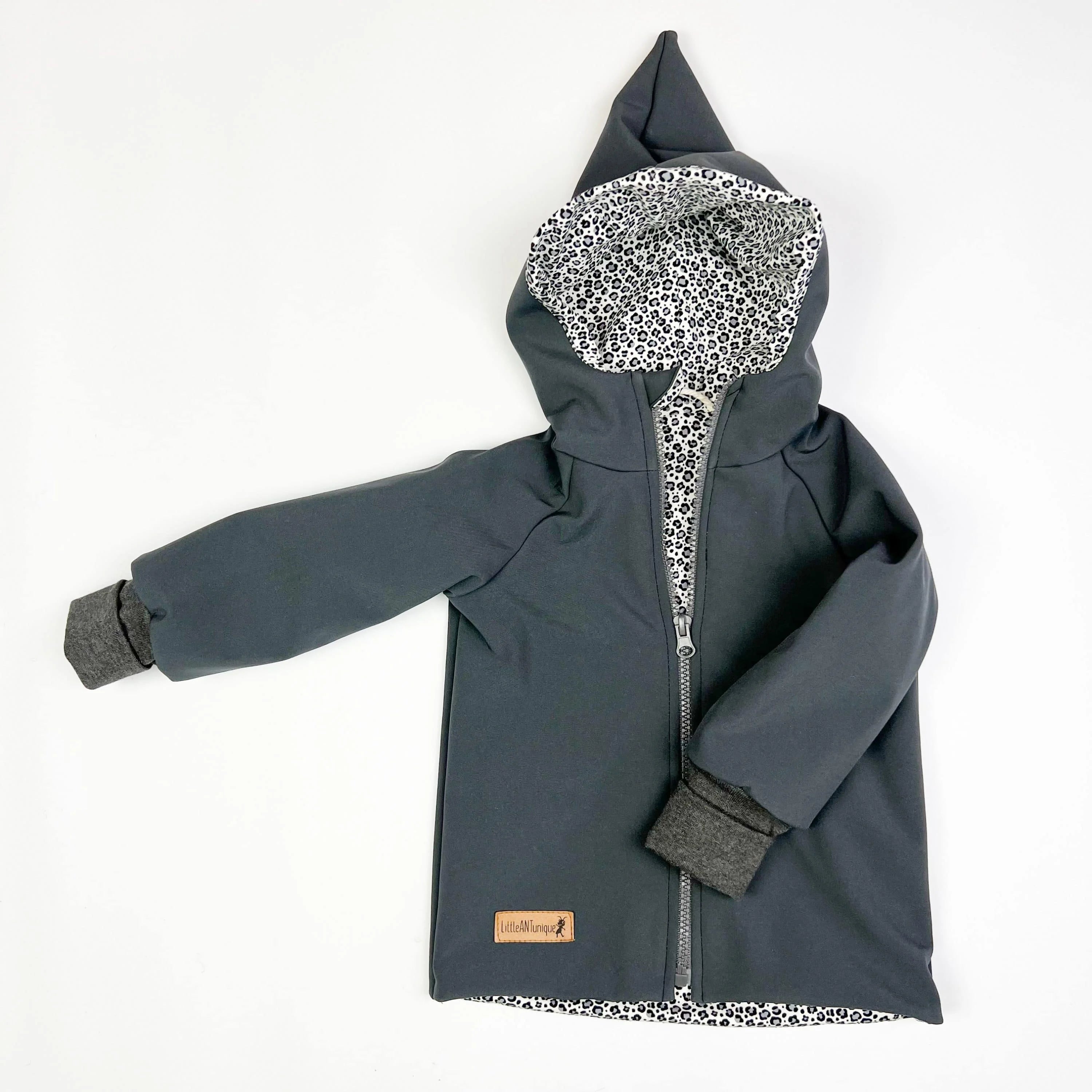 Jacke Softshelljacke Kinderjacke anthrazit und innen leo oder gestreift