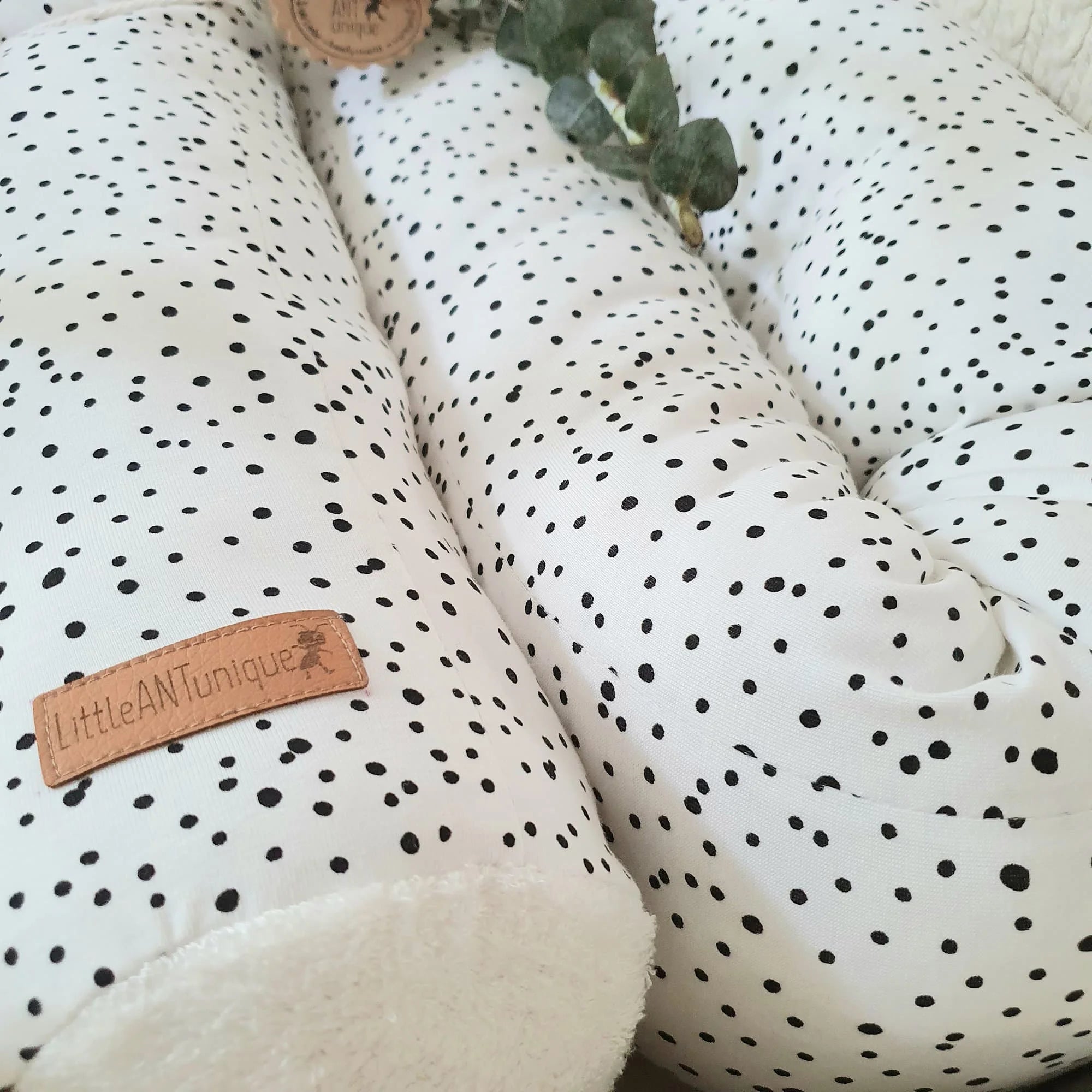 Bettschlange, Wickeltischumrandung Punkte/Dots schwarz, weiß mit Frottee weiß