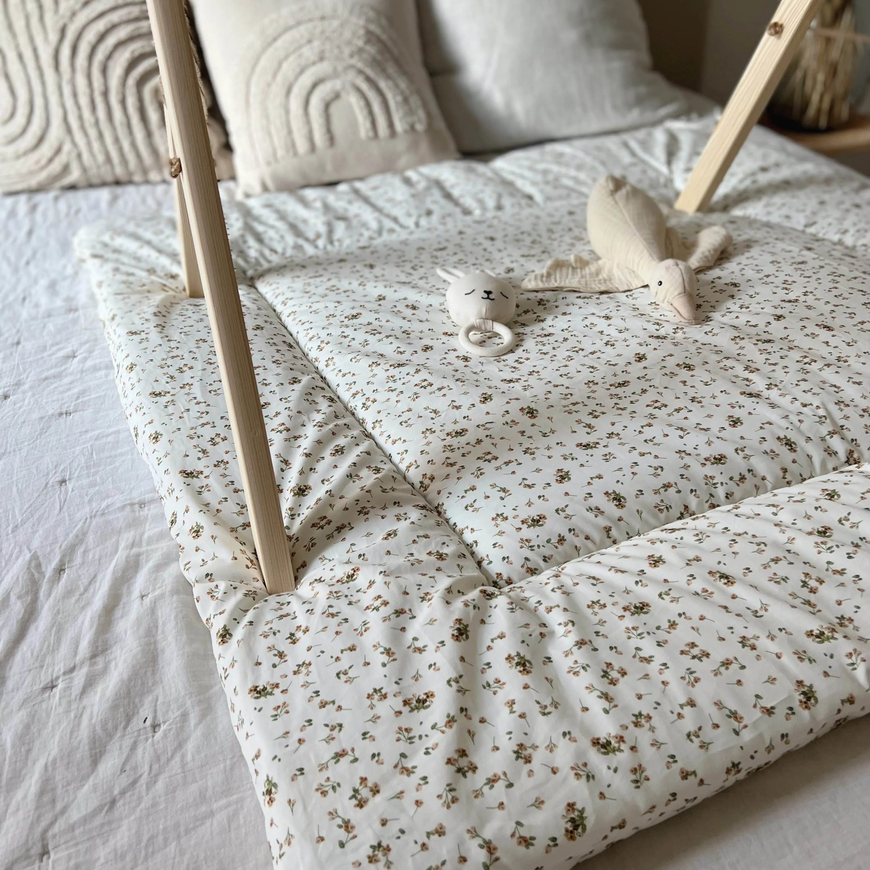 Krabbeldecke Spielunterlage mit 5cm dicker Vlieseinlage flowers